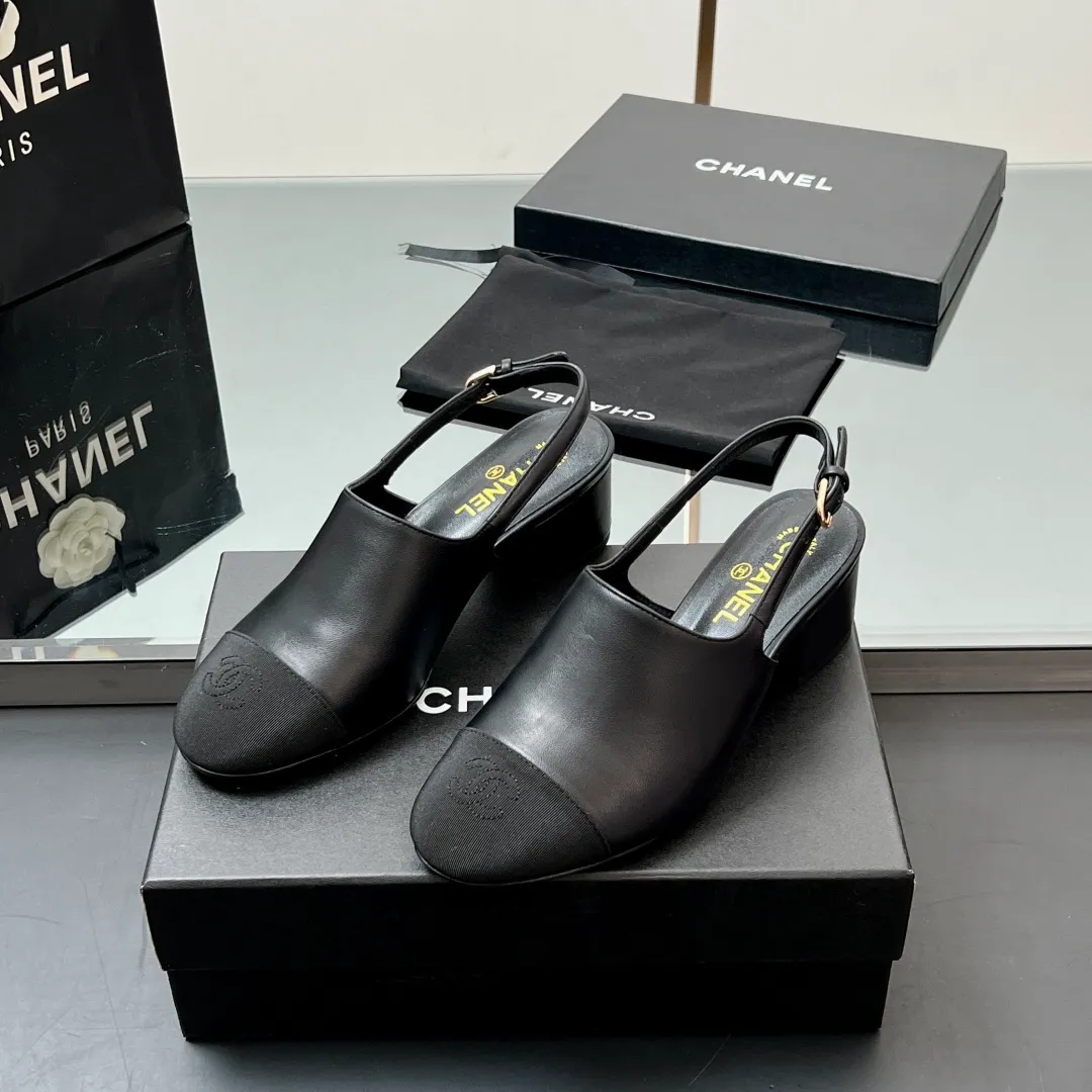 👟👟Ex-factory price 580👟👟 Top quality! Chanel Xiaoxiang 25C early spring new product, thick-heeled cap-toe sandals and back-strap single shoes. Grandma Xiang’s always elegant and ladylike temperament, full of high-end sense, very nice on the feet ~ French style, really beautiful to the top of my heart! An elegant and romantic fairy should be like this! The minimalist color scheme is deeply rooted in people's hearts~ It goes well with either skirts or casual wear! Whether worn barefoot or paired with skirts or trousers, it is very versatile! Incomparably beautiful! Special fairy ✔ Check out the details of my house and take real photos. Fabric: Sheepskin ➕ Grosgrain. Inner pads: all silk sheepskin. Outsole: cowhide outsole imported from Italy. Heel height: 4.5cm. Size: 35-39 (40/41 customized). Comes with counter 🇮🇹 authentic packaging.